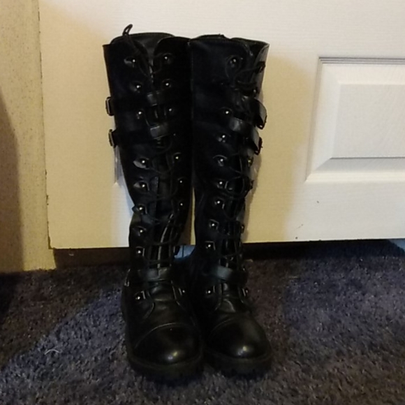 Boots - Picture 4 of 4
